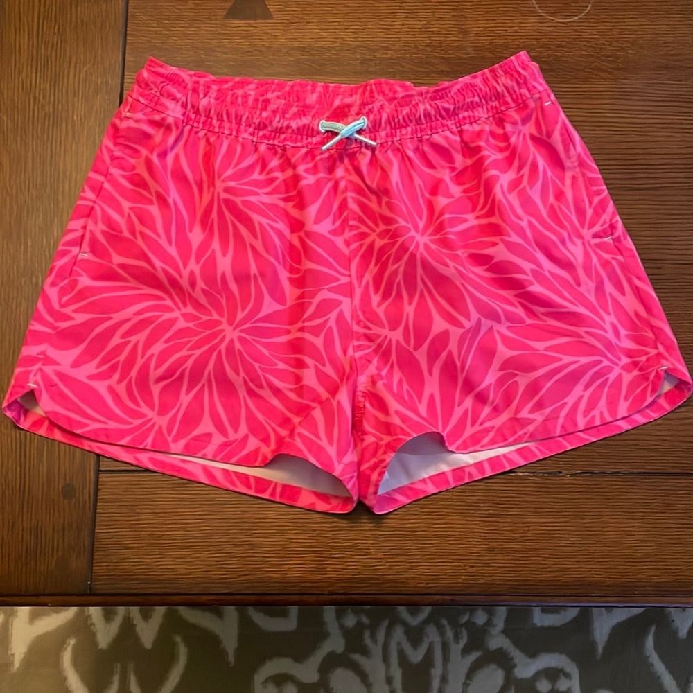 Vineyard Vines performance shorts. XL. Pink. Tropical print